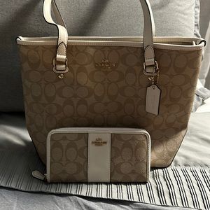 Coach Signature Zip Top Tote with Matching Wallet F58294 Tan/Cream Signature
